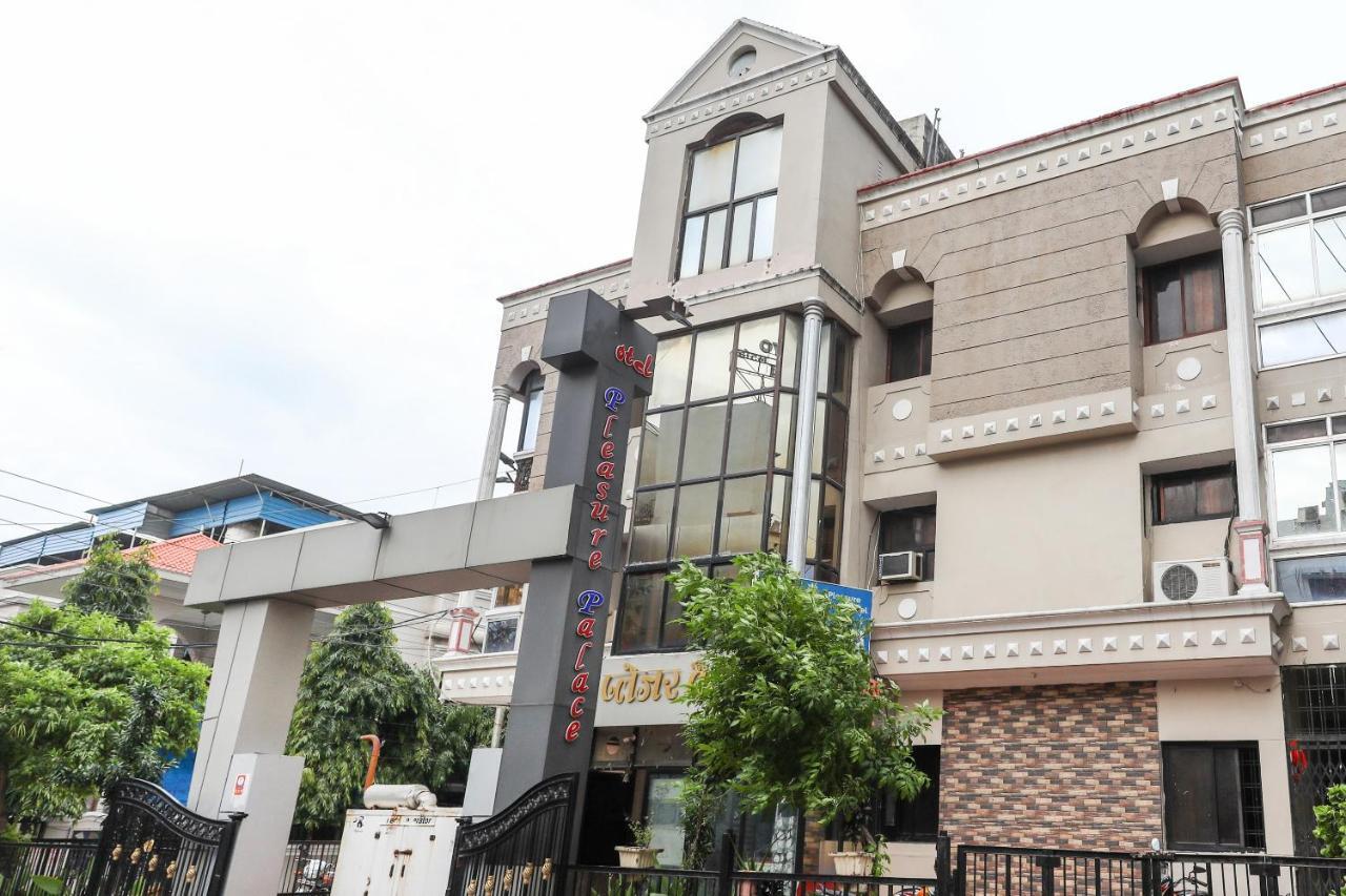Oyo 62194 Pleasure Palace Otel Indore Dış mekan fotoğraf